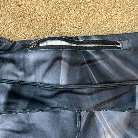 Black, gray, white dri-fit Nike women’s leggings - Picture 3 of 6